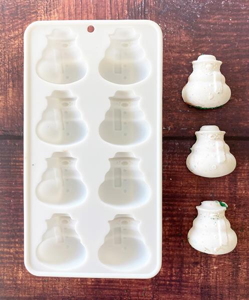 Handstand Kitchen Winter Wonderland Snowman Mini Mold | Hy-Vee